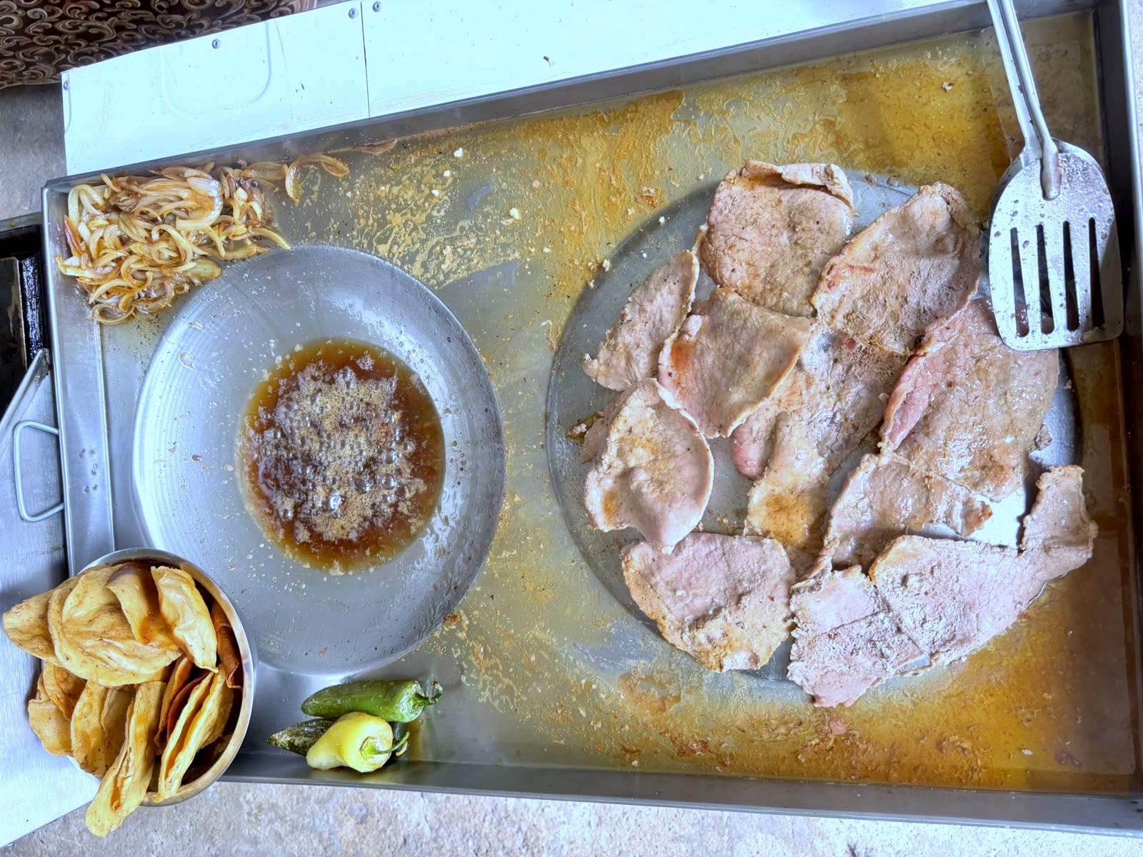 Carne preparándose en la plancha