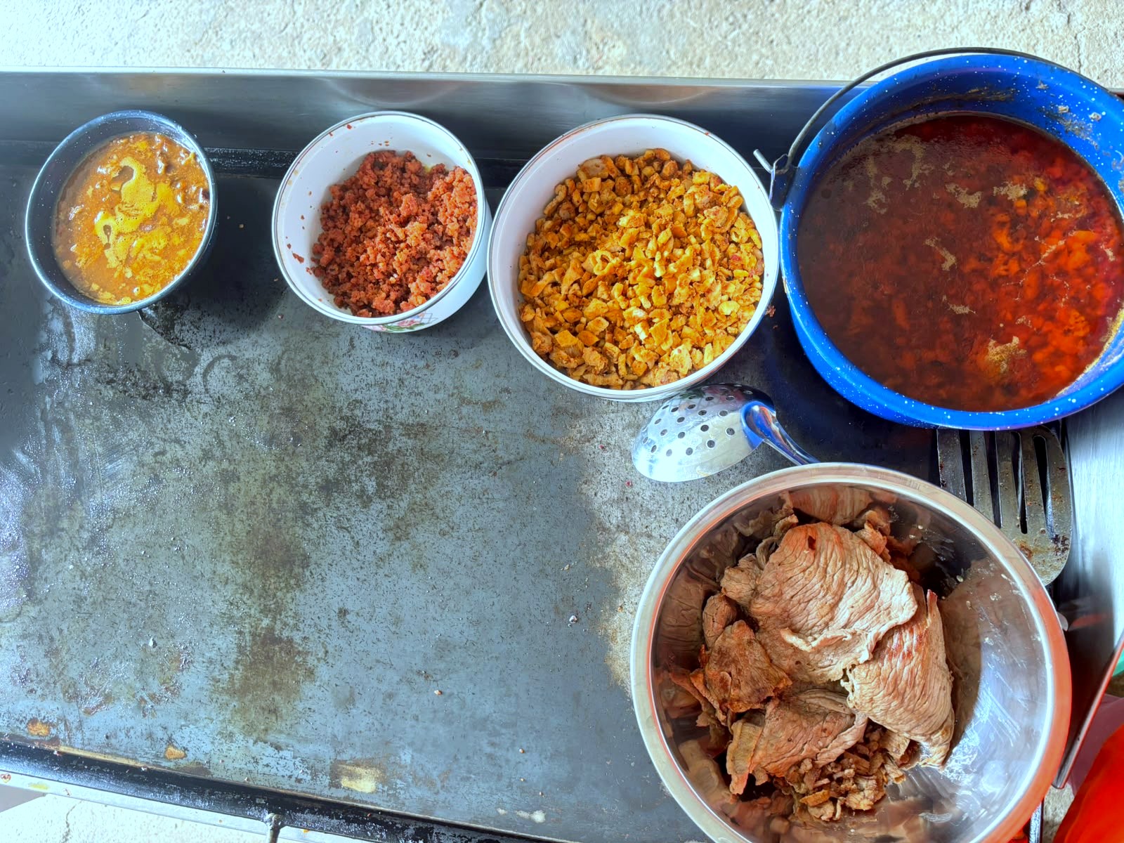 Variedad de guisos de la taquería